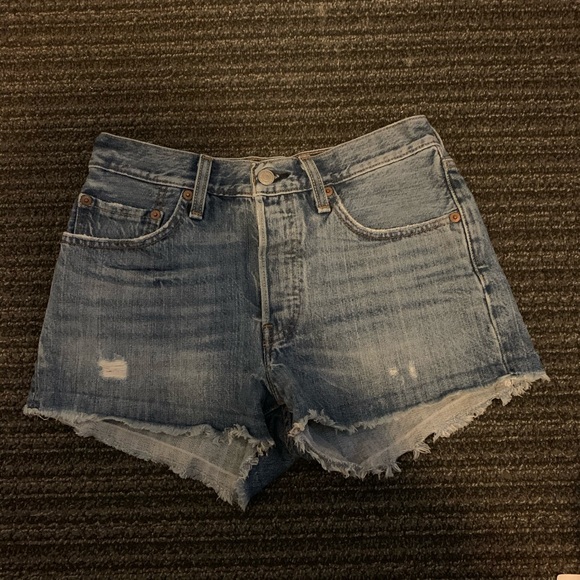 *SOLD* levi’s shorts - Picture 2 of 3